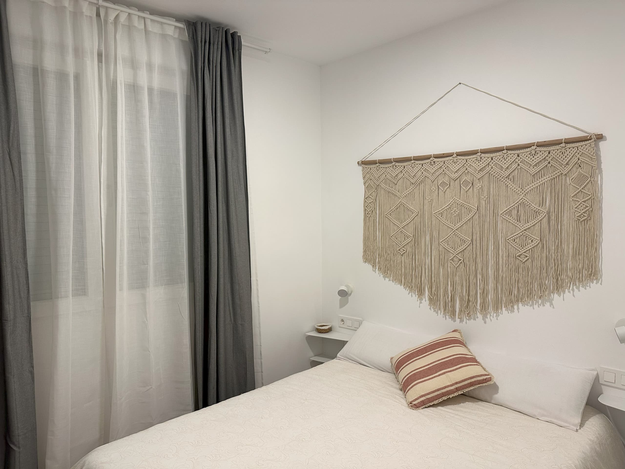 Dormitorio con macramé