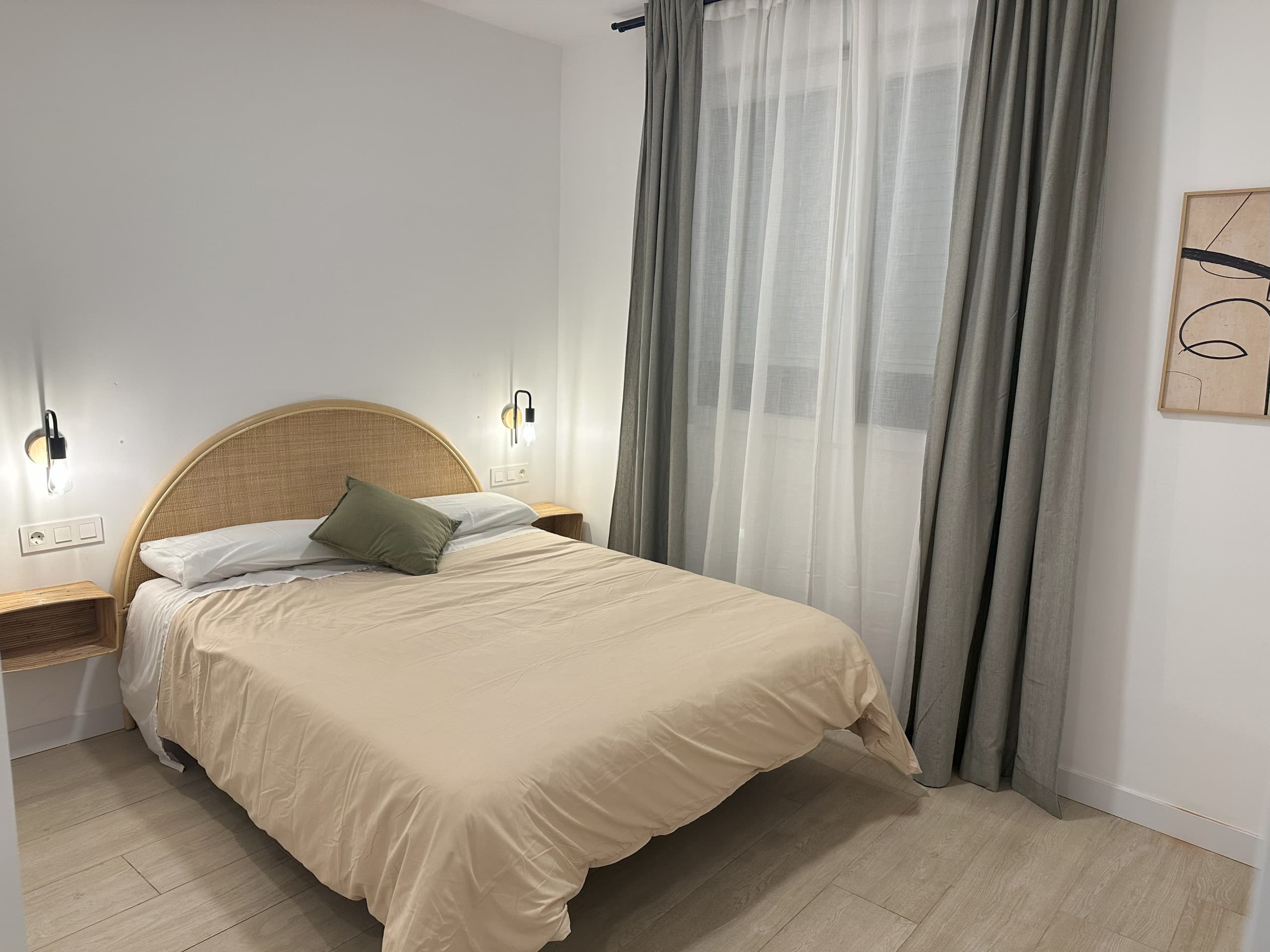 Dormitorio principal con cabecero de ratán
